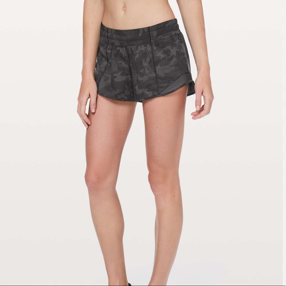 Lululemon 2.5” Hotty hot short